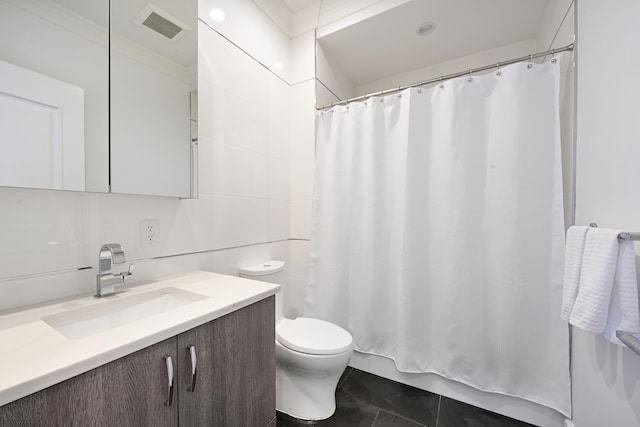 full bath featuring visible vents, curtained shower, toilet, and vanity