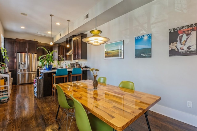 dining space featuring dark wood-style floors, recessed lighting, visible vents, and baseboards