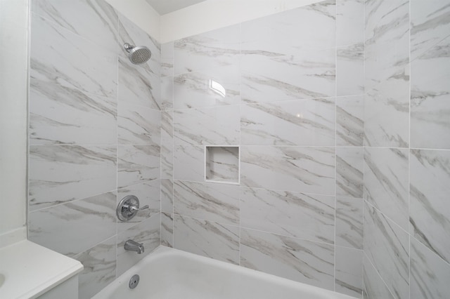 bathroom featuring tiled shower / bath combo