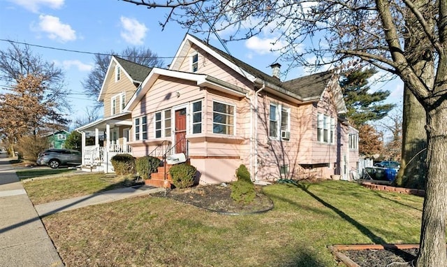 view of front facade featuring a front yard and covered porch