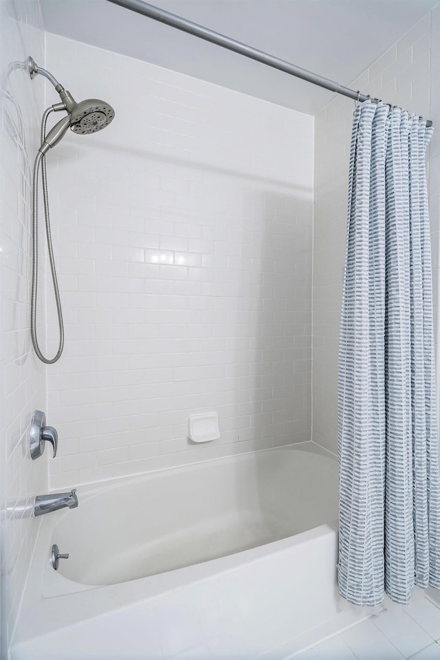 bathroom featuring shower / bath combo