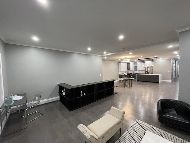 living room with dark wood-type flooring, recessed lighting, and crown molding