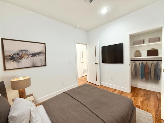 bedroom with light wood-style flooring, visible vents, baseboards, and recessed lighting