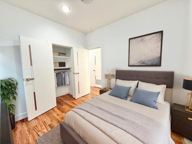 bedroom featuring light wood finished floors, visible vents, and recessed lighting