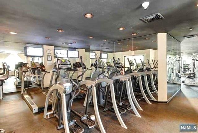 exercise room featuring visible vents