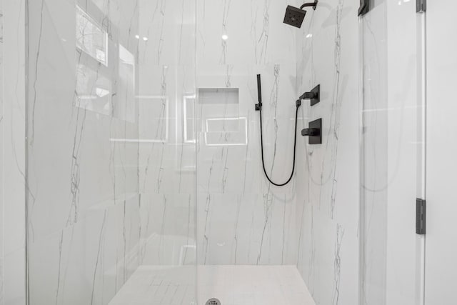 bathroom featuring tiled shower