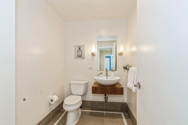 bathroom featuring sink and toilet