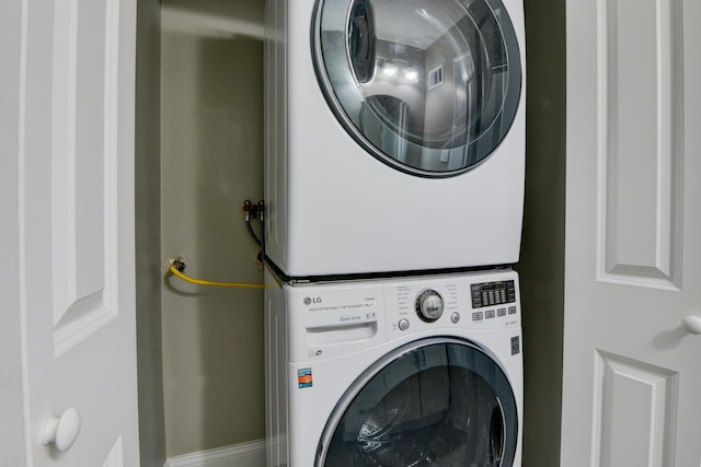 98 Sandpiper Ky, Secaucus, NJ 07094 - laundry area featuring stacked washing machine and dryer