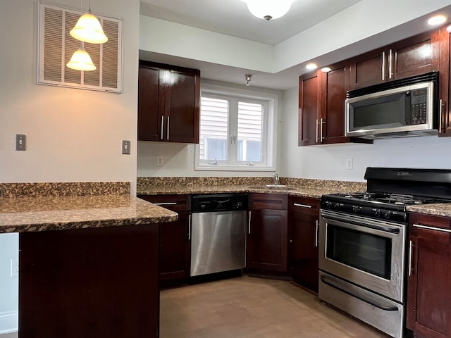 kitchen with sink, kitchen peninsula, appliances with stainless steel finishes, and decorative light fixtures