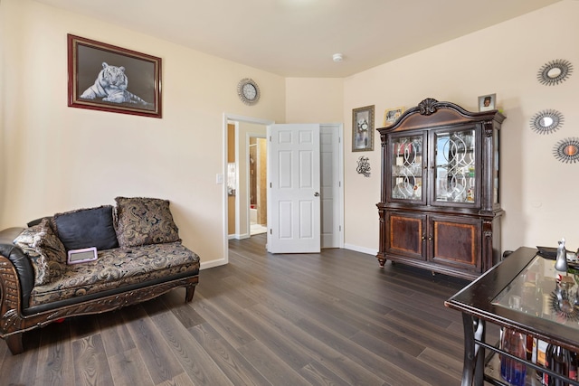 sitting room with dark wood-style floors and baseboards