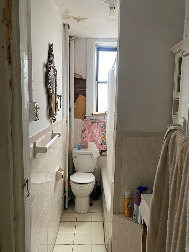 6414 Park Ave Unit 8, West New York, NJ 07093 - full bath with tile walls, tile patterned floors, wainscoting, and shower / tub combo with curtain
