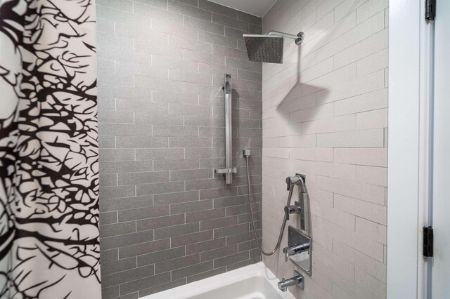 full bathroom featuring washtub / shower combination