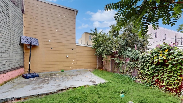 view of yard featuring a patio area