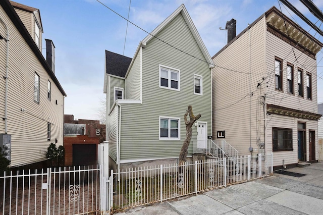 view of front of home featuring a fenced front yard