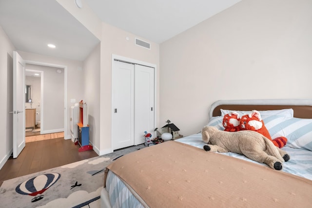bedroom with a closet, baseboards, recessed lighting, visible vents, and wood finished floors