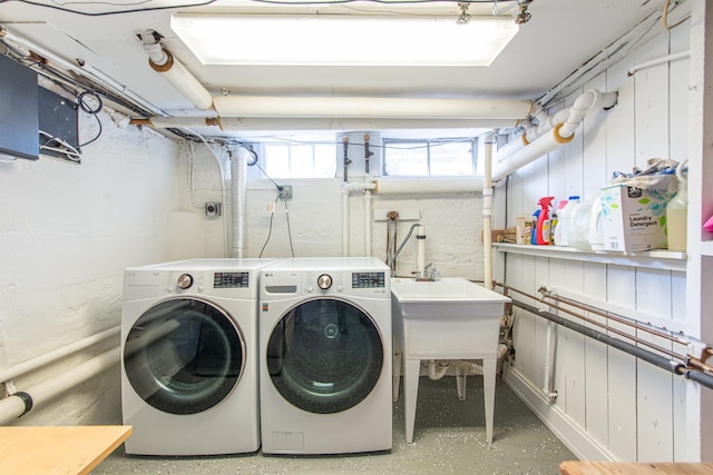 laundry room with laundry area and independent washer and dryer