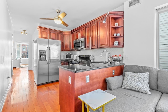 kitchen featuring visible vents, light wood-style flooring, a sink, appliances with stainless steel finishes, and ceiling fan