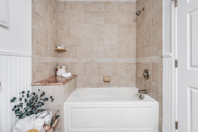 bathroom featuring tiled shower / bath combo