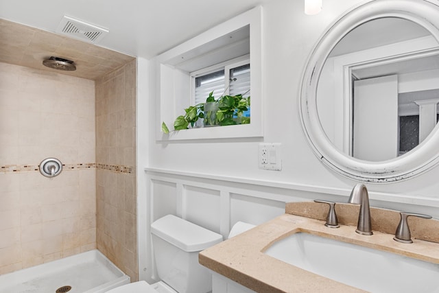 179 W 8th St, Bayonne, NJ 07002 - bathroom with tiled shower, toilet, and vanity