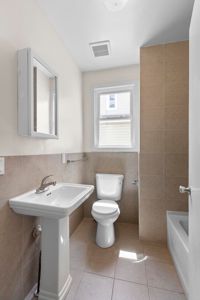 195 Stanley Pl, Hackensack, NJ 07601 - full bath featuring tile walls, a bathtub, and tile patterned flooring