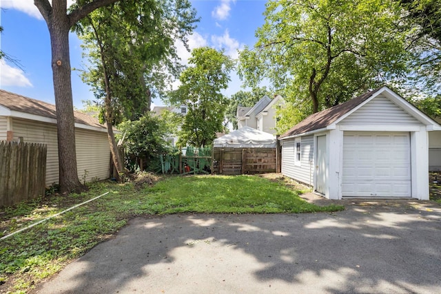 195 Stanley Pl, Hackensack, NJ 07601 - view of yard featuring an outdoor structure, a detached garage, and driveway