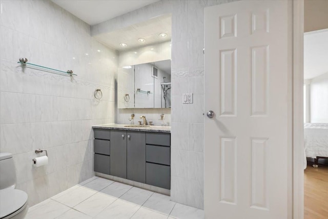 300 Winston Dr # 1822, Cliffside Park, NJ 07010 - bathroom featuring tile walls, vanity, and ensuite bath