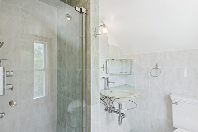 16 Hazel Ave, Livingston, NJ 07039 - bathroom with toilet, a tile shower, tile walls, and lofted ceiling