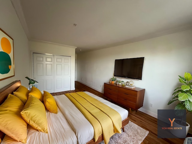 1100 River Rd, Edgewater, NJ 07020 - bedroom featuring ornamental molding, a closet, and wood finished floors