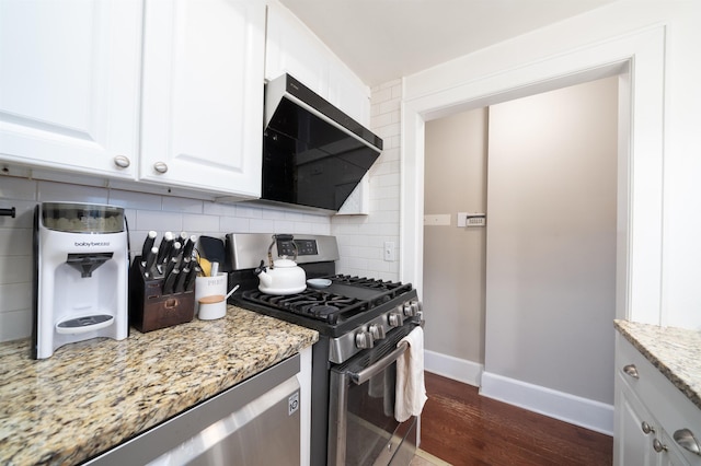 kitchen featuring tasteful backsplash, baseboards, appliances with stainless steel finishes, dark wood-style flooring, and range hood