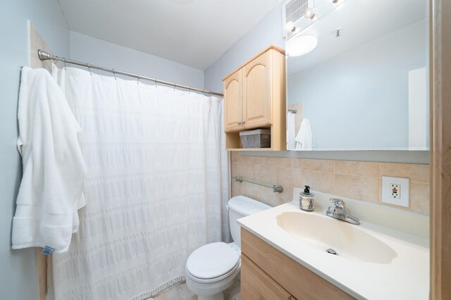 bathroom featuring tile walls, tasteful backsplash, curtained shower, toilet, and vanity