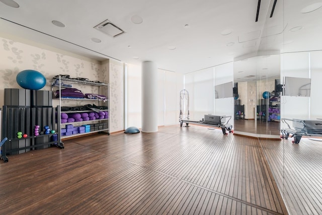 workout room featuring expansive windows