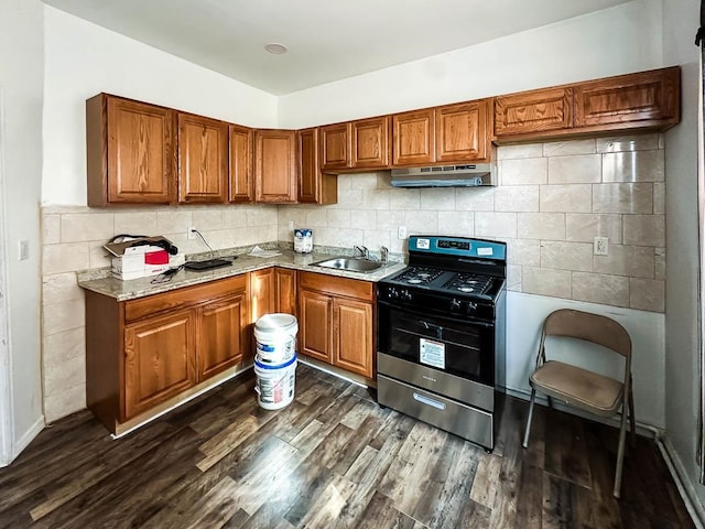 kitchen featuring dark hardwood / wood-style flooring, gas range, sink, and backsplash