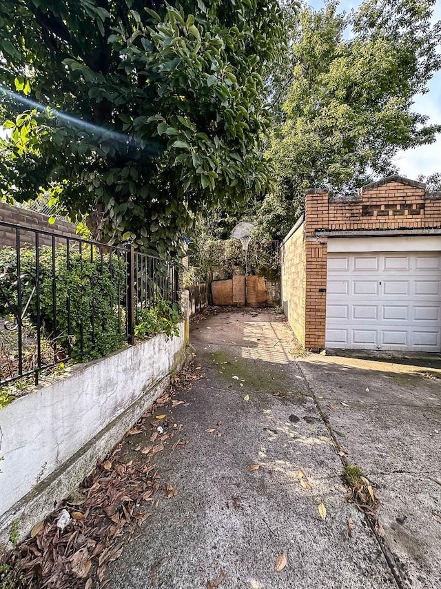 view of yard featuring an outbuilding and a garage