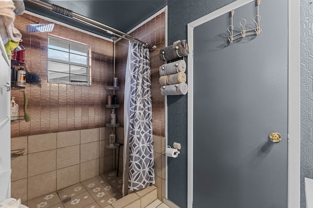 bathroom featuring a shower with shower curtain