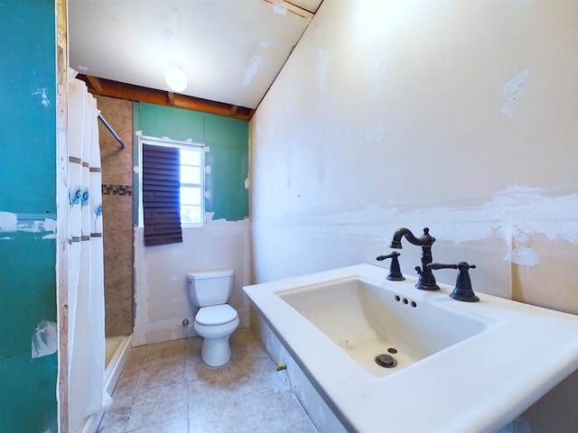 bathroom featuring a shower with shower curtain, tile patterned floors, toilet, and sink