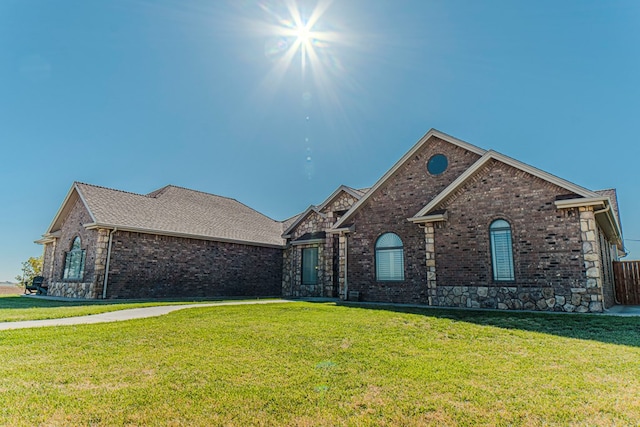 view of front of house featuring a front lawn