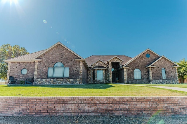 view of front of property with a front lawn