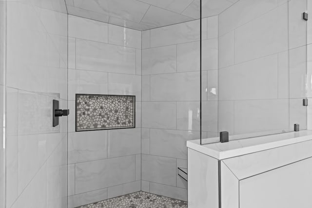 bathroom featuring a tile shower