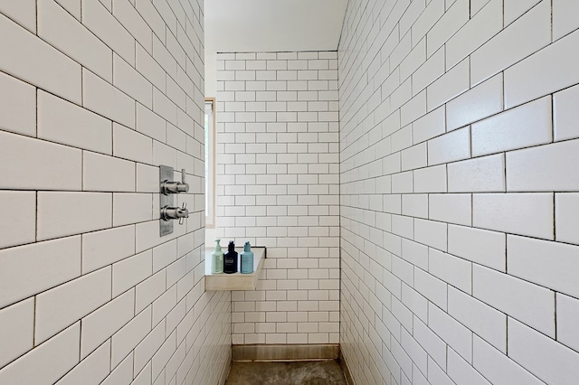 bathroom featuring a tile shower