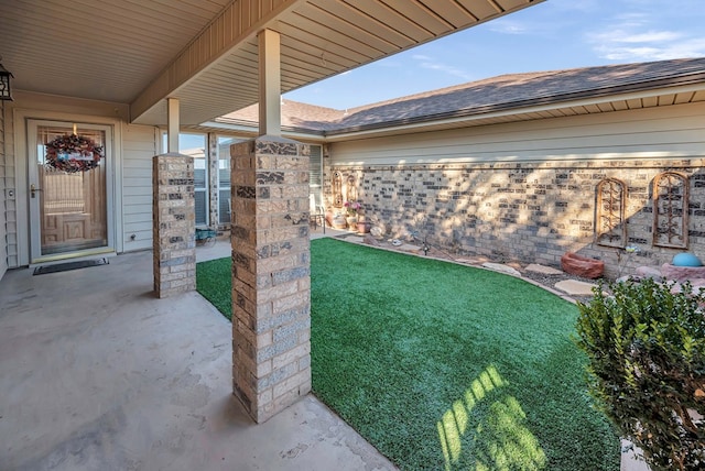 view of yard featuring a patio