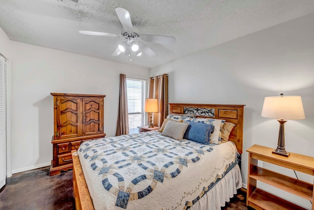 bedroom featuring ceiling fan and a textured ceiling