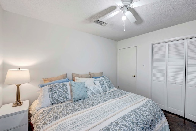 bedroom featuring ceiling fan, a closet, and a textured ceiling