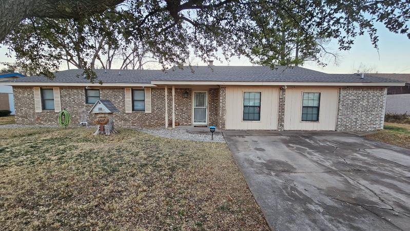 single story home featuring a front yard