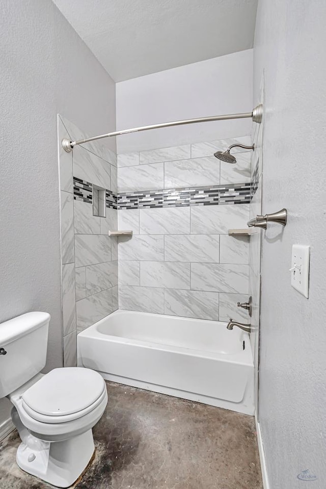 bathroom featuring a textured wall, shower / bathing tub combination, toilet, unfinished concrete floors, and baseboards