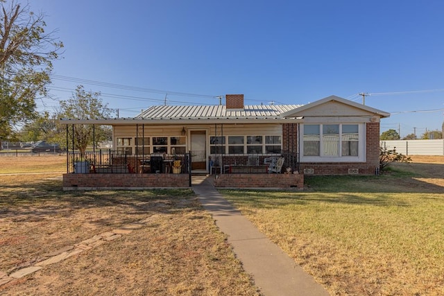 view of front of home featuring a porch and a front yard