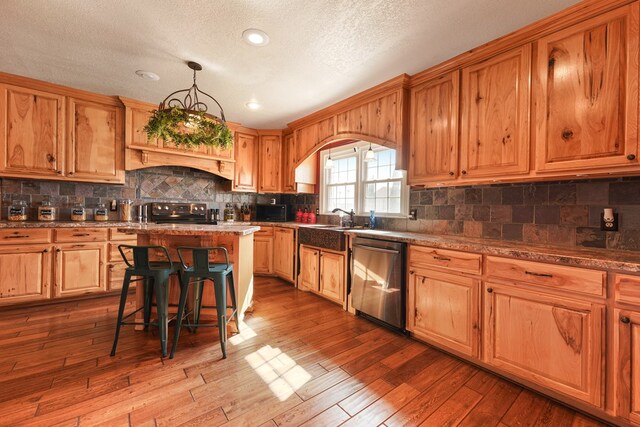 entrance foyer featuring crown molding, hardwood / wood-style floors, a textured ceiling, and a notable chandelier