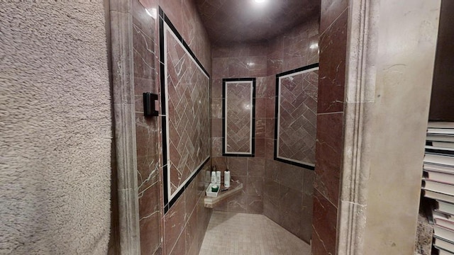 bathroom featuring a tile shower