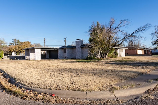 single story home with a front lawn