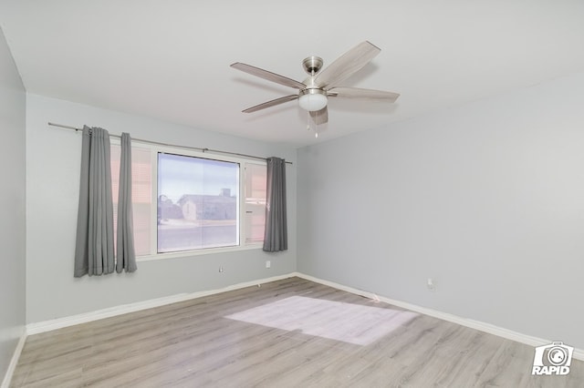 unfurnished room featuring light wood finished floors, baseboards, and a ceiling fan