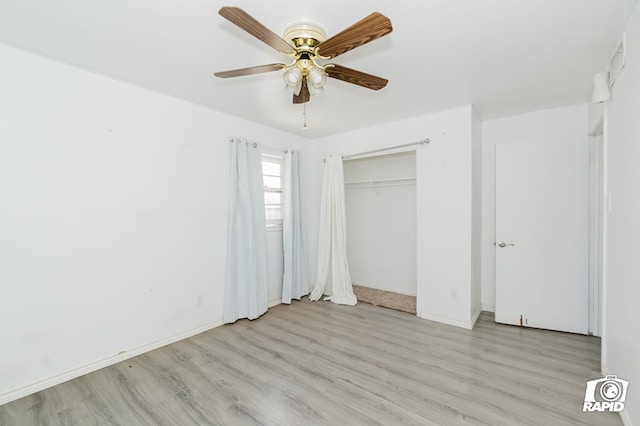 unfurnished bedroom with light wood-style floors, a ceiling fan, baseboards, and a closet